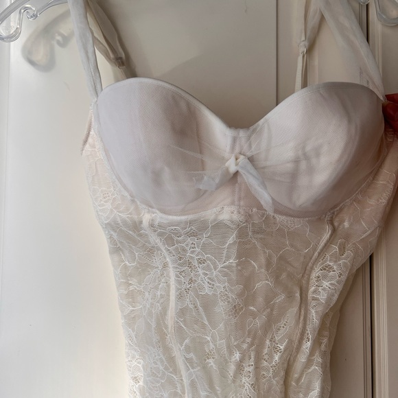 White Lace Corset with Bow - Picture 3 of 7